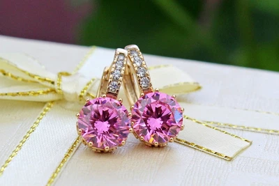 Серьги Xuping Jewelry с большим розовым камнем и круглой застежкой 2 см золотистые