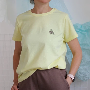 Футболка женская с вышитым жуком 54 желтый FW1-Zhuk-Yellow-54 Ladan