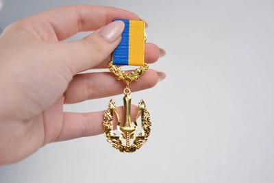 Нагрудний знак Честь і слава золото