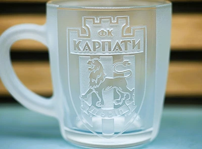 Скляна чашка 350 мл ФК Карпати з гравіюванням подарунок для фаната футбольна кружка