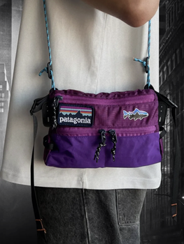 Водонепроницаемая сумка через плечо Patagonia в фиолетовом цвете.