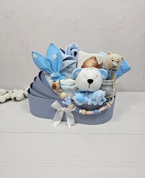 Букет подарков для малышей с пледом пеленками и аксессуарами a.l.babybox Белые звезды на голубом 2