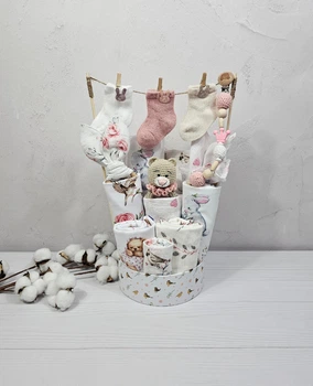 Букет подарков для малышей с пеленок и аксессуаров a.l.babybox Зверни в розах 2