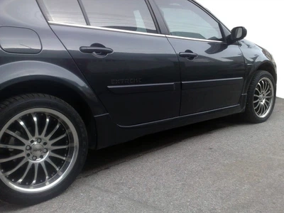 Бічні пороги для Renault Megane II (2004-2009) - підготовлені до фарбування.