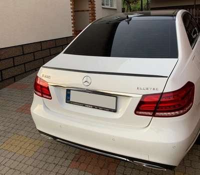 Спойлер LIP Sunplex черного цвета для Mercedes E-Class W212 (2009-2016 годов), размеры 130,5 см x 5,8 см