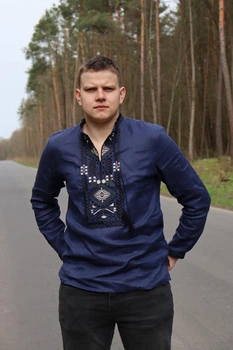 Чоловіча вишита сорочка MOTYV «Карпатська» (синій льон, чорна вишивка гладдю) | Розмір S