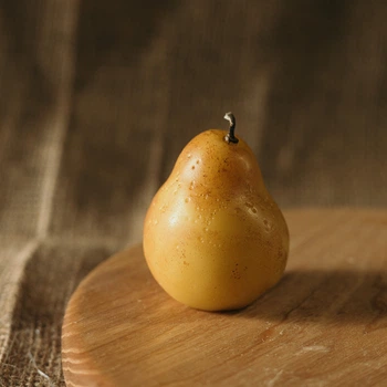 Свічка "Груша S" парфумована, аромат - Orchard Pear (Садова груша), з натурального бджолиного воску, 80 г.
