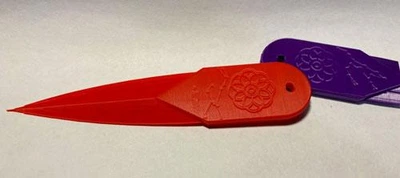 Метальні ножі Зої K-Pop Demon Hunters / Zoey Throwing Knives K-Pop Demon Hunters – 3D друкований сувенір з PLA пластику