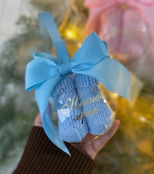 Новорічна ялинкова прикраса Кулька зі шкарпетками 10 см блакитна HeyBaby