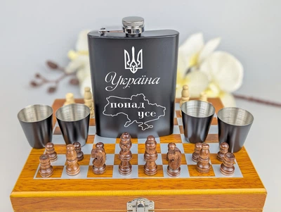 Набор шахматы и фляга с 4 рюмками с лазерной гравировкой Украина прежде всего Черный
