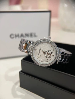 Часы кварцевые с логотипом Chanel