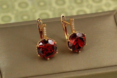 Серьги Xuping Jewelry с большим красным камнем шестигранная оправа 2 см золотистые