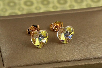 Серьги гвоздики Xuping Jewelry Сваровски сердечки желтые хамелеон 1 см золотистые