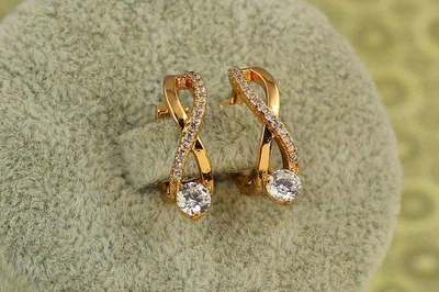 Серьги Xuping Jewelry бесконечность с белым камнем 1,6 см золотистые