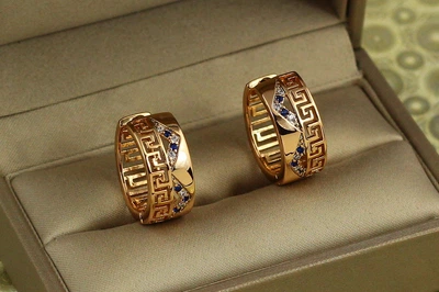 Сережки кільця Хuping Jewelry широкі колечки з грецьким малюнком і синіми каменями 2 см золотисті