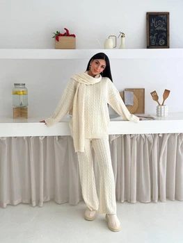 Женский трикотажный костюм oversize с фактурным узором коса свитер и брюки на резинке молочный