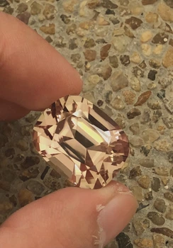 Натуральный крупный Сподумен (Трифан) с сертификатом 49.61 ct. 21.79 x 17,15 x 16.68mm