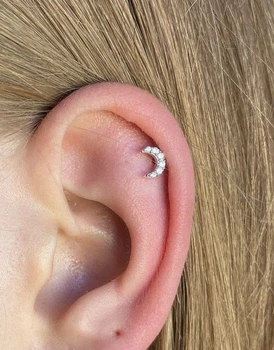 Серебряная серьга для пирсинга хеликса с фианитами Луна. 40107ШТ