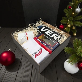 Подарочный Бокс Red Bull 4 в 1 Light Box Ночник (20х9х4см) / Коллекционная Модель Ред Булл RB20 2024 №1 Max Verstappen в Масштабе 1:43 / Кружка с Лого 330 мл / Тематические Носки F1