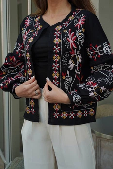 Жіночий класичний жакет із вишивкою червоною накидка чорна 80 бавовна 20 поліестер L (356830)