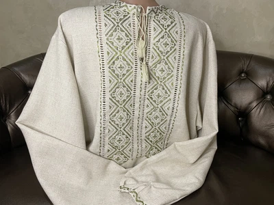 Стильна чоловіча вишиванка на сірому льоні ручної роботи Ч - 1655 зелена. XL