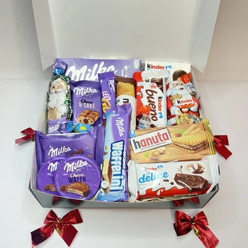Новорічний подарунковий набір із солодощами Milka та Kinder