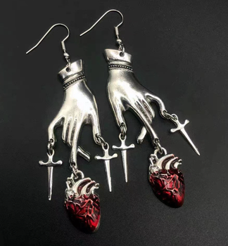 Серьги петля Fashion Jewerly руки с серцем и кинжалами в готическом стиле y2k серебристые (SVS)