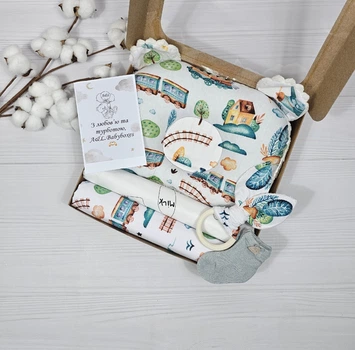 Подарочный набор для малышей пеленками, подушкой и грызуном a.l.babybox Паровозик