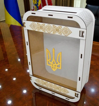 Дерев'яна Коробка для Збору Грошей Прозора Велика + Золотий Герб Тризуб (30х20х10см) Скринька Допомоги Пожертвувань Скарбничка