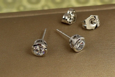 Серьги гвоздики Xuping Jewelry с камнем в ободке 6 мм серебристые