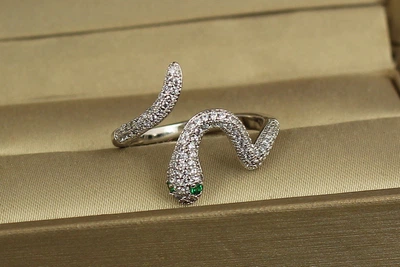 Кольцо Xuping Jewelry раздвижное змея с зелеными очками р 18+ серебристое