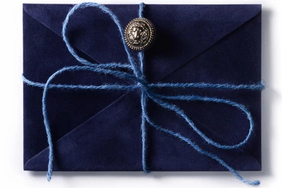 Конверт подарочный С6 бархатный темно-синий с бантом и кулоном льва (11.4 х 16.2 см).