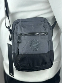 Сумка через плече Stone Island у сірому кольорі.