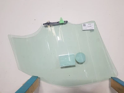Скло передньої двері ліве Nissan Navara 2005-2014 Saint-Gobain Sekurit 15752200