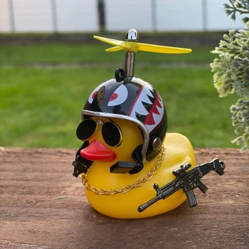 Декоративный аксессуар Crazy Duck желтая утка на торпеду в авто с оружием в шлеме