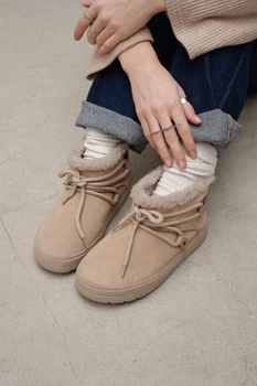 Жіночі короткі зимові уггі PARADIZE SHOES із світло-бежевої замші зі шнурівкою та хутряною опушкою на низькій підошві 36 розмір (устілка 23,4 см)
