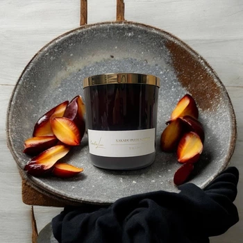 Ароматична люкс свічка Candlelux з ароматом ( Kakadu plum & Amber) Цукрової сливи та бурштину 344г.