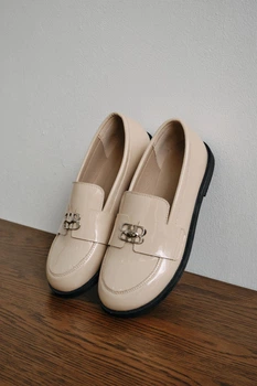Женские элегантные лаковые кожаные туфли PARADIZE SHOES бежевого цвета с декоративной пряжкой спереди 36 размер (стелька 24 см)