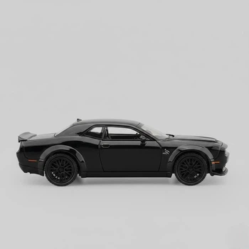 Коллекционная модель автомобиля Dodge Challenger SRT Hellcat металлическая с инерционным механизмом, светом и звуком 1:32 79261 Черный
