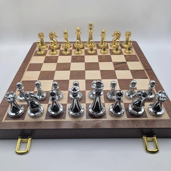 Шахи настільні 30×30 см, металеві фігури, золотий/сріблястий