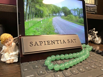 Настольная табличка «Sapientia Sat» в подарочной коробке