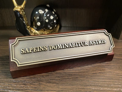 Настольная табличка-артефакт «Sapiens Dominabitur Astris» в подарочной коробке