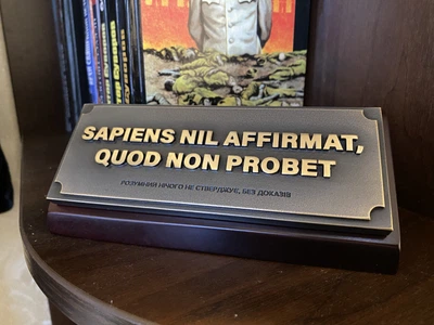 Настольная табличка-мотиватор «Sapiens nil affirmat» в подарочной коробке