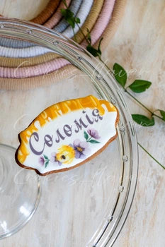 Пряник з іменем дитини, пряник для гостей, пряник з квітами в садок пряник топер на торт, пряник - бджілка