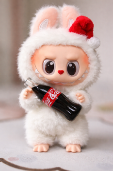 Коллекционная игрушка-сюрприз Labubu Coca-Cola — лимитированная серия Лабубу Coca-Cola со стеклянной бутылкой.