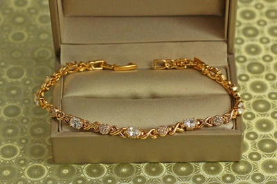 Браслет Xuping Jewelry Восьмерки с белыми камнями и монетками 17 см 4 мм золотистый