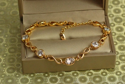 Браслет Xuping Jewelry камешки и ободку с восьмерками 17 см 7 мм золотистый