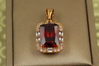 Кулон Xuping Jewelry прямоугольник с малиновым камнем в ободке из крупных фианитов 2 см золотистый