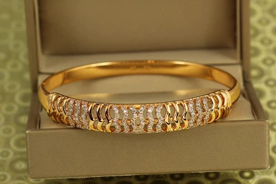 Браслет бэнгл Xuping Jewelry Светящиеся волны 60 мм на руку от 17 до 19 см золотистый