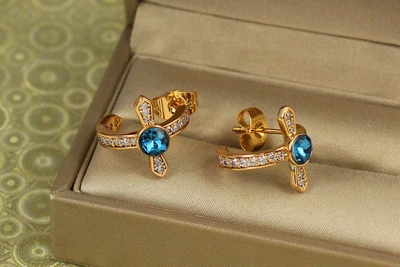 Серьги гвоздики Xuping Jewelry Крестики с синими камнями Сваровски 1,6 см золотистые